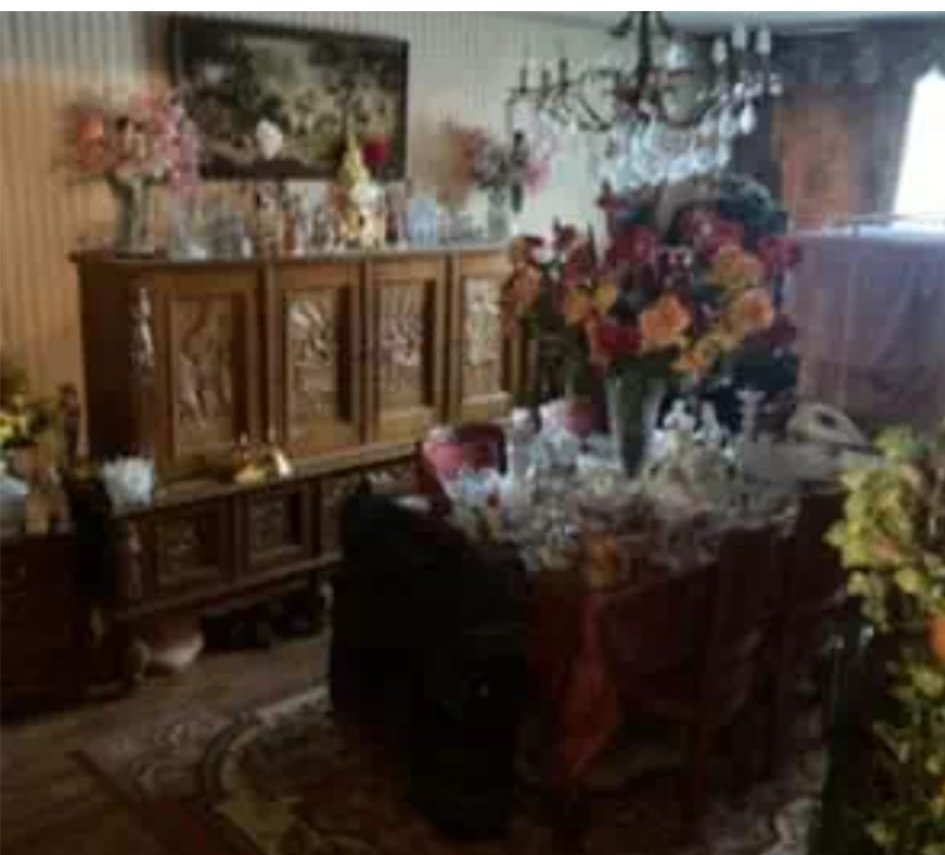 Salle à manger avant débarras, meubles et objets entassés